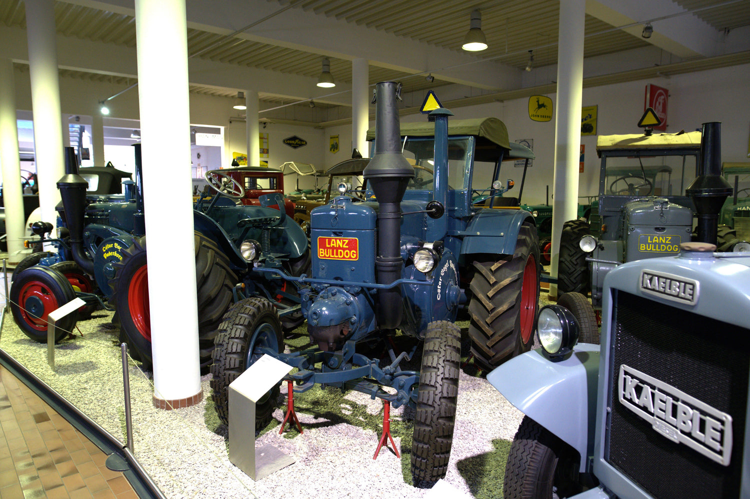 Ausstellung im Erdgeschoss von dem Traktorenmuseum Paderborn